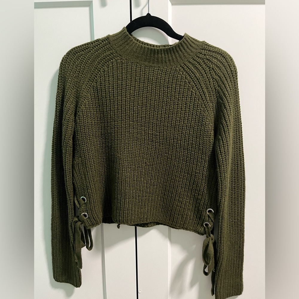 No comment Green sweater women’s- Size M 💚💚